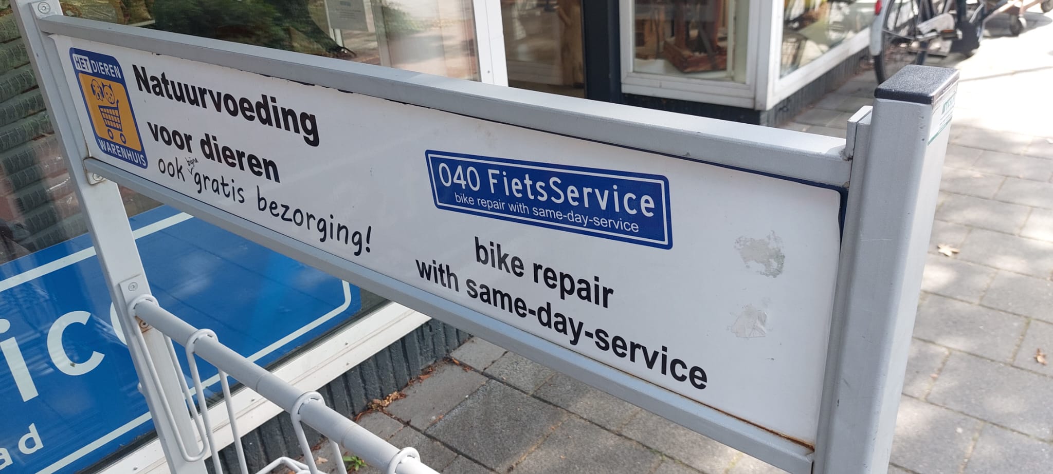 Stevig fietsenrek met reclame-mogelijkheid - met wieltjes - Afbeelding 2